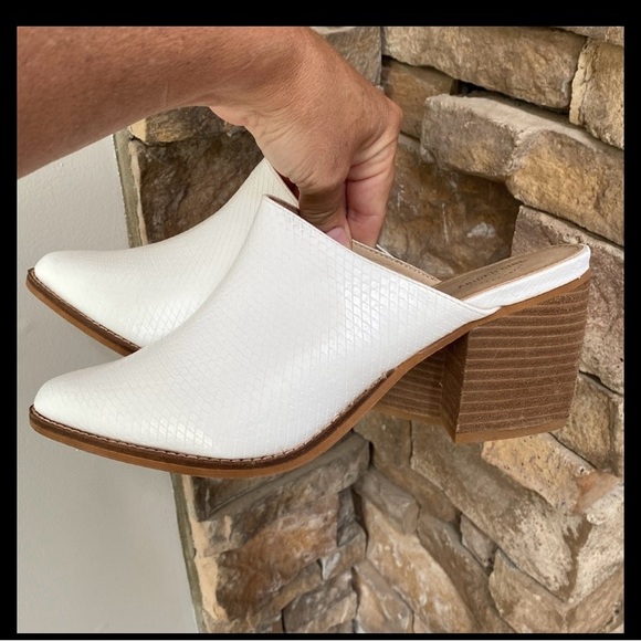 BUCKLE A Rider Girl White snake texture Block heel mules western pointed toe new - Picture 7 of 7